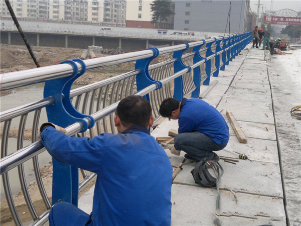 贺州不锈钢河道护栏的特性及其在城市景观中的应用